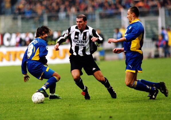Zinedine Zidane (Juve) am Ball, setzt sich gegen Frederico Giunti (li.) durch Fußball Herren Seria A 1997 1998, Juventus Turin - AC Parma, 1. Italienische Liga, Serie Gruppe Stadio Delle Alpi Turin  