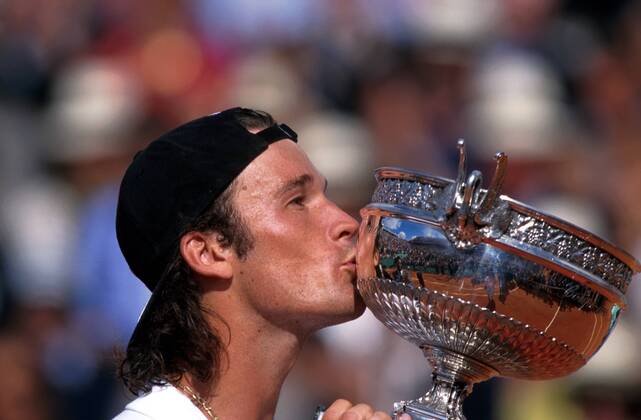 Carlos Moya (Spanien) küßt als Sieger der French Open den Pokal Tennis Herren French Open 1998, Grand Slam, Sandplatzturnier, Sandturnier, Sand, Sandplatz, ATP-Tour Einzelbild Roland Garros Paris Glück, Freude,