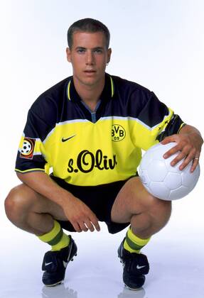 Lars Ricken (BVB) mit Ball in der Hocke Fußball 1. BL Herren Saison 1997 1998: BVB Borussia Dortmund Einzelbild