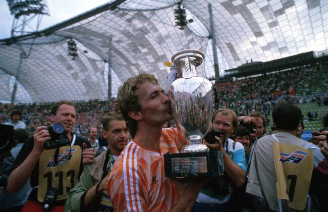 Fußball, EM Finale 1988 in München, Niederlande - Sowjetunion 2:0 Adrie van Tiggelen (Niederlande) küßt den Pokal auf der Ehrenrunde Fußball EM Herren Europameisterschaft 1988, Länderspiel: Holland, Finale, Endspiel Einzelbild Olympiastadion München Glück, Freude,