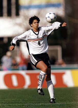 Steffi Jones (Deutschland) flankt den Ball Fußball Länderspiel Damen Nationalmannschaft 1999, Frauennationalmannschaft, Nationalteam, Frau, Frauenfußball, Frauen Einzelbild Holzwickede Dynamik,