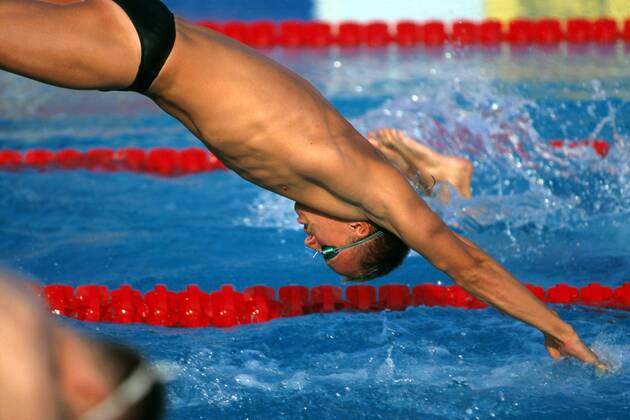 Lars Conrad (Deutschland) beim Startsprung zum Freistilschwimmen Schwimmen EM Herren Schwimmsport, Europameisterschaft 1999, Freistil Einzelbild Istanbul Dynamik,