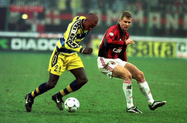 Lilian Thuram (Parma, li.) im Duell mit Oliver Bierhoff (Milan) Fußball Herren Saison 1999 2000, 1. Italienische Liga, Meisterschaft, Serie A, AC Mailand - AC Parma 2:1 Gruppe Stadio Giuseppe Meazza, San Siro Mailand