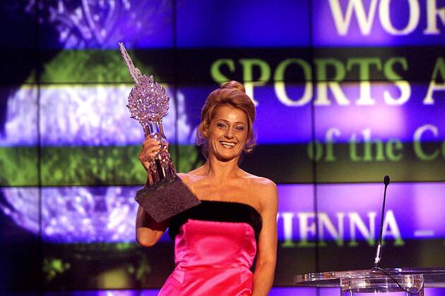 Turnerin Nadia Comaneci (Rumänien) wurde in der Kategorie Athletik zur Sportlerin des Jahrhunderts gekürt und mit einer Kristalltrophäe im Wert von 20000 DM geehrt Turnen Damen World Sports Award 1999, Sportler des Jahrhunderts, Millennium-Wahl, Gala, Galaveranstaltung, Awards Einzelbild Wiener Staatsoper Wien Freude,