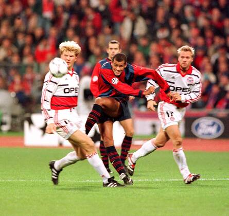 Rivaldo (Barca, Mitte) zieht ab vor Stefan Effenberg (li.) und Fink (beide Bayern) Fußball EC 1 Herren Champions League 1998 1999, FC Bayern München - FC Barcelona 1:0 Gruppe Olympiastadion München Dynamik,