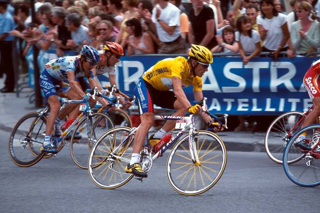 Lance Armstrong (USA US Postal Service) durchfährt eine Kurve Radsport Herren Tour de France 2000, Straßenradsport, Radrennsport, Straßenradrennsport, Radrennen, Straßenrennen Einzelbild Profi, Profis, Radprofi, Radprofis Paris