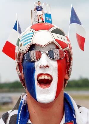 Fußball, EM Finale 2000 in Rotterdam, Frankreich - Italien 2-1 n.V. Französischer Fußballfan mit Gesichtsbemalung in den Landesfarben und einer fußballerischen Kopfbedeckung Fußball EM Herren Europameisterschaft 2000, Finale, Endspiel, Länderspiel, Nationalmannschaft, Nationalteam Porträt De Kuip Rotterdam Freude,