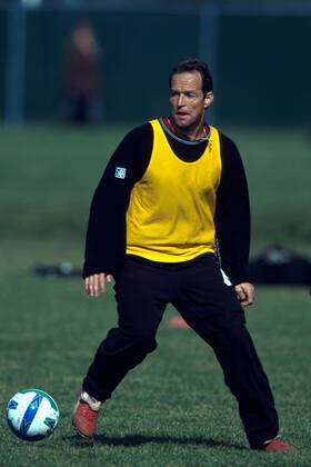 Thomas Dooley (N. Y. MetroStars) am Ball Fußball Herren MLS 2000, Major League Soccer, New York Metro Stars, NY, N.Y. (USA) Einzelbild New York Dynamik,