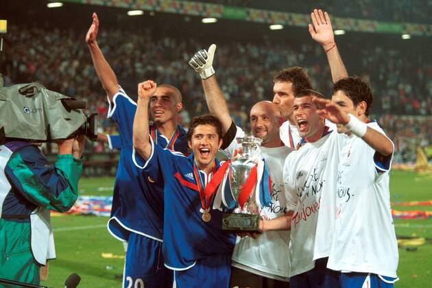 Fußball, EM Finale 2000 in Rotterdam, Frankreich - Italien 2-1 n.V. Mannschaftsjubel Frankreich, v.li.: David Trezeguet, Bixente Lizarazu, Fabien Barthez, Laurent Blanc, Zinedine Zidane, Robert Pires Fußball EM Herren Europameisterschaft 2000, Nationalmannschaft, Nationalteam, Nationaltrikot, Länderspiel, Finale Gruppe De Kuip Rotterdam Freude,
