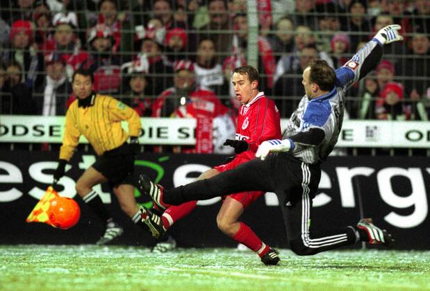 Laurentiu-Aurelian Reghecampf (Cottbus, hinten) im Duell mit Torwart Oliver Reck (Schalke) Fußball 1. BL Herren Saison 2000 2001, Energie Cottbus - FC Schalke 04 4:1 Gruppe Stadion der Freundschaft Cottbus Dynamik, Kampf,