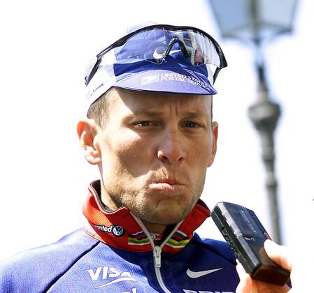 Lance Armstrong (USA US Postal Service) nachdenklich im Interview Radsport Herren Tour de Suisse 2001, Radrennsport, Straßenradsport, Straßenradrennsport, Radrennen Porträt Schweiz-Rundfahrt, Schweizrundfahrt Europa-Park Rust Nachdenklichkeit,