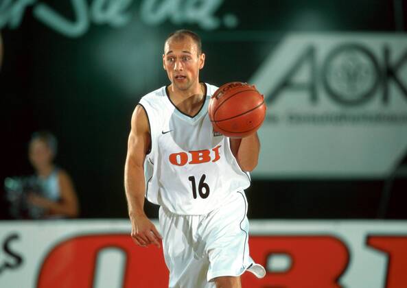 Pascal Roller (Deutschland) am Ball Basketball Länderspiel Herren 4 Nations Cup 2001, Four, Nationen Turnier, Nationalmannschaft, Nationalteam Einzelbild Volkswagenhalle Braunschweig Dynamik,