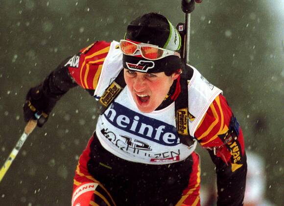Uschi Disl (Deutschland) Biathlon Damen Weltcup 2001 2002, Welt-Cup, Worldcup, World, WC, Ski Nordisch, Nordischer Skisport Einzelbild Hochfilzen, Tirol Anstrengung,