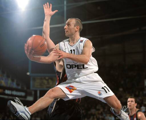 Pascal Roller (Skyliners) am Ball Basketball EC 1 Herren EuroLeague 2001 2002, Europaliga, Euro League, Opel Skyliners Frankfurt - FC Barcelona 74:88 Gruppe Ballsporthalle Frankfurt M. Dynamik, Höhe,