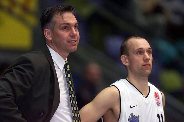 Trainer Gordon Herbert (li.) und Pascal Roller (beide Skyliners) angespannt Basketball 1. BL Herren BBL 2001 2002, Opel Skyliners Frankfurt Gruppe Ballsporthalle Frankfurt M. Spannung,