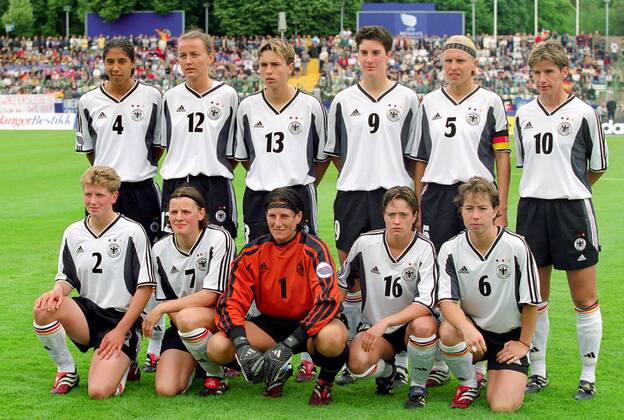 Mannschaftsfoto Deutschland, hinten v.li.: Steffi Jones, Claudia Müller, Sandra Minnert, Birgit Prinz, Doris Fitschen, Bettina Wiegmann; vorn v.li.: Kerstin Stegemann, Pia Wunderlich, Torhüterin Silke Rottenberg, Renate Lingor, Maren Meinert Fußball EM Damen Europameisterschaft 2001, Länderspiel, Gruppenspiel, Gruppe A, Frauen, Frauenfußball, Nationaltrikot Totale Steigerwaldstadion Erfurt