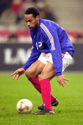 Thierry Henry (Frankreich) Fußball Länderspiel Herren Freundschaftsspiel 2002, Nationalmannschaft, Nationalteam, Nationaltrikot Einzelbild Stade de France Paris Dynamik