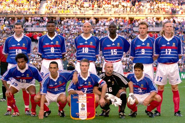 Mannschaftsfoto Frankreich, hinten v. li.: Zinedine Zidane, Marcel Desailly, Frank Leboeuf, Lilian Thuram, Stephane Guivarc h, Emmanuel Petit, vorn: Christian Karembeu, Youri Djorkaeff, Didier Deschamps, Torwart Fabien Barthez, Bixente Lizarazu Fußball WM Herren Weltmeisterschaft 1998, Nationalmannschaft, Nationalteam, Nationaltrikot, Länderspiel, Finale Totale Stade de France Paris, Saint Denis  