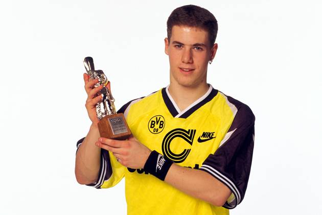 Lars Ricken (BVB) präsentiert den Silbernen Otto 1995 Fußball 1. BL Herren Saison 1995 1996, Borussia Dortmund, Shooting, Fotoshooting, Fototermin, Vdia Einzelbild Dortmund