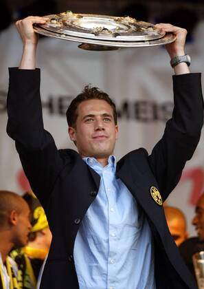 Lars Ricken (BVB) mit der Meisterschale Fußball Herren Saison 2001 2002, Borussia Dortmund, Vdig Einzelbild Friedensplatz Dortmund