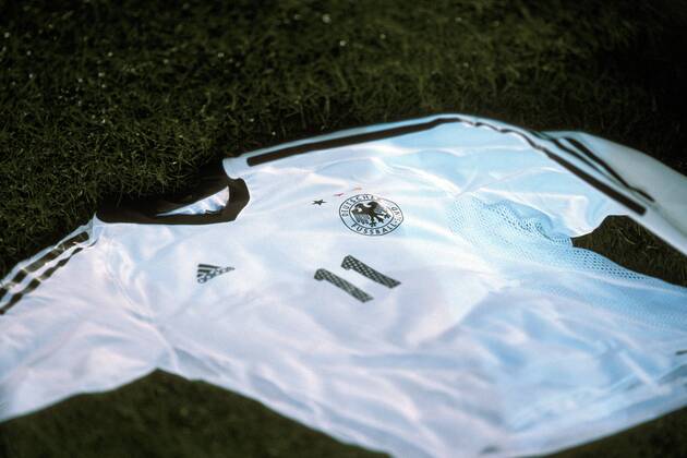 Nationaltrikot Deutschland - Edition WM 2002 Fußball Länderspiel Herren Freundschaftsspiel 2002, Nationalmannschaft, Nationalteam, Test, Testspiel, Vdia Einzelbild Länderspiel, Ostseestadion Rostock