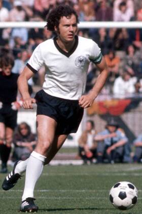 Franz Beckenbauer (BR Deutschland) am Ball Fußball Länderspiel Herren Freundschaftsspiel 1973, Nationalmannschaft, Nationalteam, Nationaltrikot Einzelbild Olympiastadion Berlin Dynamik,