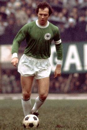 Franz Beckenbauer (BR Deutschland) am Ball Fußball Länderspiel Herren Europameisterschaftsqualifikation 2002, Qualifikation, Länderspiel Einzelbild Rheinstadion Düsseldorf