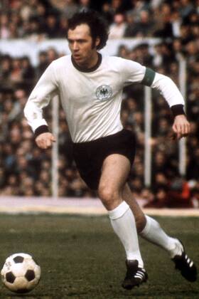 Franz Beckenbauer (BR Deutschland) am Ball Fußball Länderspiel Herren Freundschaftsspiel 1974, Nationalmannschaft, Nationalteam, Nationaltrikot Einzelbild Olympiastadion, Stadio Olimpico Rom Dynamik,
