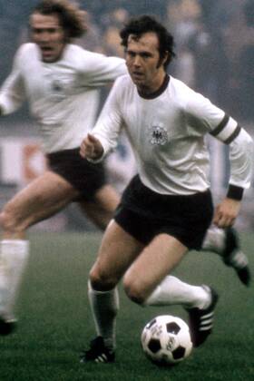 Franz Beckenbauer (BR Deutschland) am Ball Fußball Länderspiel Herren Freundschaftsspiel 1974, Nationalmannschaft, Nationalteam, Nationaltrikot Einzelbild Volksparkstadion Hamburg Dynamik,