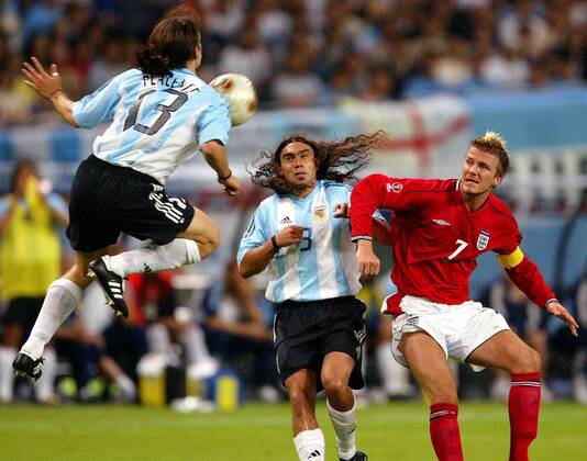 David Beckham (re., England) und Juan Pablo Sorin (Mitte) beobachten Diego Placente (Argentinien) bei der Ballannahme Fußball WM Herren Weltmeisterschaft 2002, Länderspiel, Gruppenspiel, Gruppe F, Nationalmannschaft, Nationalteam, Vdig Gruppe Sapporo Dome Sapporo Dynamik, Höhe,
