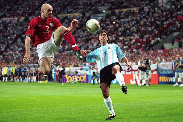 Danny Mills (li., England) klärt vor Claudio Lopez (Argentinien) Fußball WM Herren Weltmeisterschaft 2002, Länderspiel, Gruppenspiel, Gruppe F, Nationalmannschaft, Nationalteam, Vdig Gruppe Dome Sapporo Dynamik, Höhe  