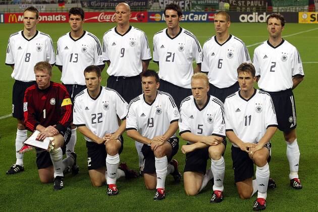 Mannschaftsbild Deutschland, hinten v.li.: Dietmar Hamann, Michael Ballack, Carsten Jancker, Christoph Metzelder, Christian Ziege, Thomas Linke; vorn v.li.: Torwart Oliver Kahn, Torsten Frings, Bernd Schneider, Carsten Ramelow, Miroslav Klose Fußball WM Herren Weltmeisterschaft 2002, Länderspiel, Gruppenspiel, Gruppe E, Nationalmannschaft, Nationalteam, Vdig Totale Stadion Ecopa Shizuoka