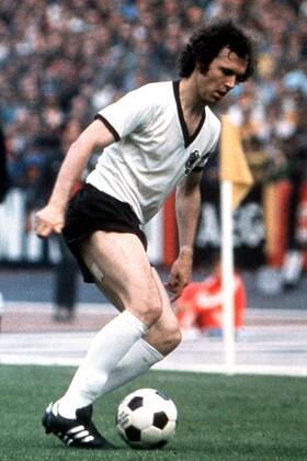 Franz Beckenbauer (BR Deutschland) am Ball Fußball Herren Freundschaftsspiel 1973, Nationalmannschaft, Nationalteam, Nationaltrikot Einzelbild Olympiastadion Berlin
