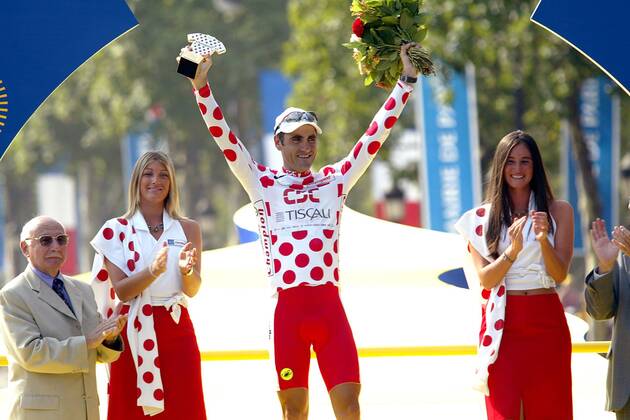 Laurent Jalabert (Mitte, Frankreich CSC Tiscali) im gepunkteten Bergtrikot Radsport Herren Tour de France 2002, Radrennsport, Straßenradsport, Straßenradrennsport, Radrennen, Straßenrennen, Gruppe Champs-Elysees, Elysee, 20. Etappe, Paris,