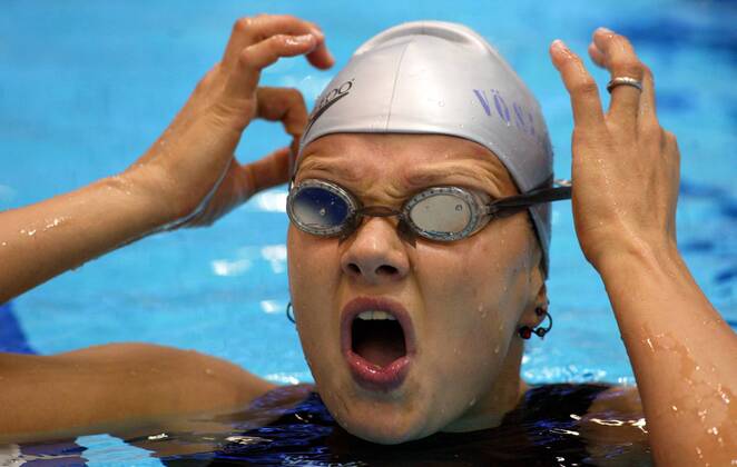 Franziska van Almsick (Deutschland) nimmt Korrekturen an ihrer Schwimmbrille vor Schwimmen EM Damen Europameisterschaft 2002, Schwimmsport, 200m, 200 m, Meter, Freistil, Einzelbild Schwimm- und Sprunghalle Landsberger Allee Berlin