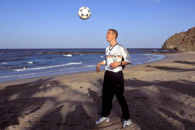 Lars Ricken (Deutschland) jongliert einen Ball am Strand Fußball Herren Länderspielreise 1998, Nationalmannschaft, Nationalteam, Nationaltrikot Totale Ta Qali