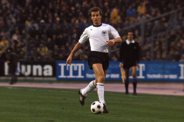 Rainer Bonhof (BR Deutschland) am Ball Fußball Länderspiel Herren Länderspiel 1977, Nationalmannschaft, Nationalteam, Nationaltrikot, Freundschaftsspiel, BRD Einzelbild Neckarstadion Stuttgart Dynamik,