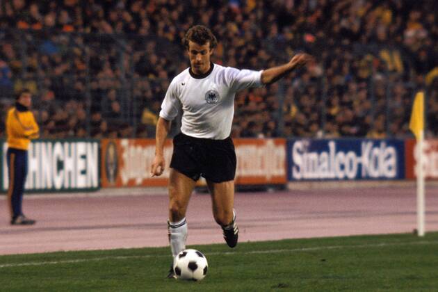 Rainer Bonhof (BR Deutschland) am Ball Fußball Länderspiel Herren Länderspiel 1977, Nationalmannschaft, Nationalteam, Nationaltrikot, Freundschaftsspiel, BRD Einzelbild Neckarstadion Stuttgart Dynamik,