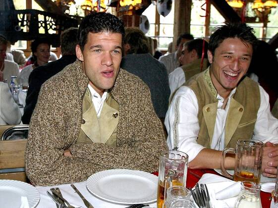 Michael Ballack (li.) und Niko Kovac (beide Bayern) auf dem Münchner Oktoberfest Fußball 1. BL Herren Saison 2002 2003, FC Bayern München, Wiesn, Wiesen, Bierzelt, Tracht, Trachten, traditionell Gruppe München