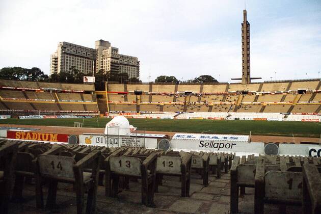Das Nationalstadion Centenario in Montevideo fast leer Fußball Herren Primera A 2001, 1. Uruguayische Liga Totale Montevideo Leere