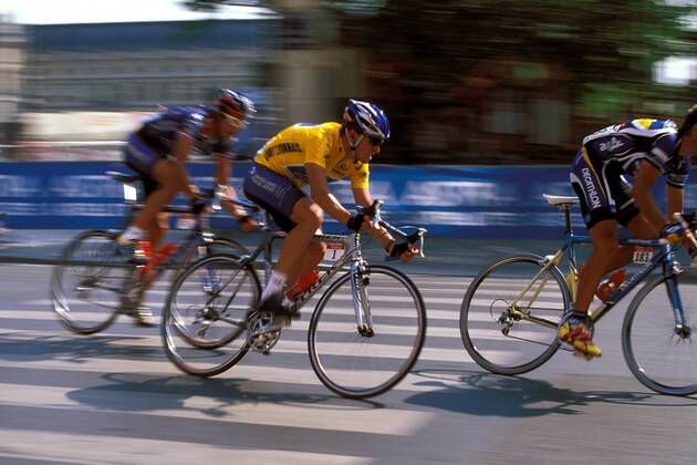 Lance Armstrong (USA US Postal Service) im gelben Trikot Radsport Herren Tour de France 2002, Radrennsport, Straßenradsport, Straßenradrennsport, Radrennen Gruppe 20. Etappe: Melun - Paris, Rue de Rivoli Paris Dynamik,