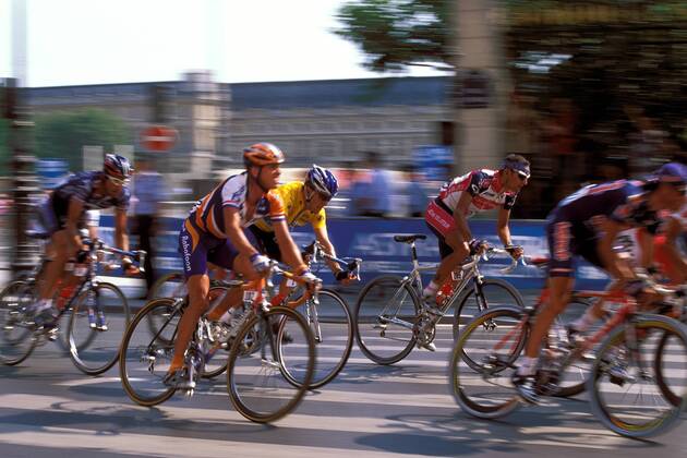 Lance Armstrong (USA US Postal Service) im gelben Trikot Radsport Herren Tour de France 2002, Radrennsport, Straßenradsport, Straßenradrennsport, Radrennen Gruppe 20. Etappe: Melun - Paris, Rue de Rivoli Paris Dynamik, Kampf, Anstrengung