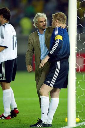Teamchef Rudi Völler (Mitte) tröstet Torwart Oliver Kahn (beide Deutschland) Fußball WM Herren Weltmeisterschaft 2002, Finale, Endspiel, Länderspiel, Nationalmannschaft, Nationalteam Gruppe International Stadium Yokohama