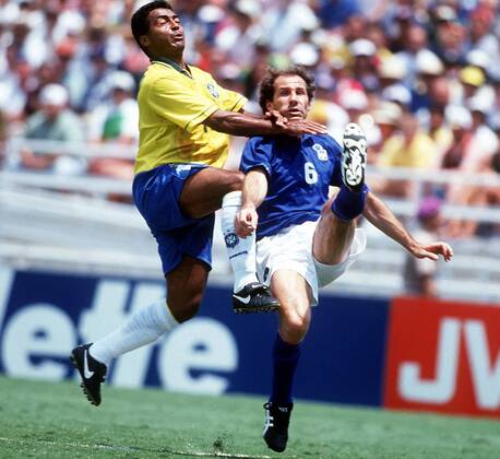 Franco Baresi (re., Italien) gegen Romario (Brasilien) Fußball WM Herren Weltmeisterschaft 1994, Nationalmannschaft, Nationalteam, Nationaltrikot, Länderspiel, Finale Gruppe Pasadena Dynamik, Kampf,