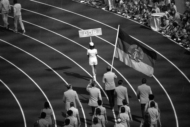 Einmarsch der DDR-Mannschaft während der Eröffnungsveranstaltung, dem Boxer Manfred Wolke wurde die Ehre des Fahnenträgers zuteil Boxen OS Sommer Herren Olympische Sommerspiele 1972, Olympia, Olympiade, Spiele, Vneg, Vsw Totale München