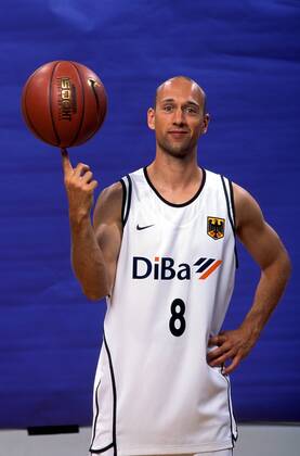 Pascal Roller (Deutschland) - Studioshooting mit Ball Basketball Herren Nationalmannschaft 2003, Nationalteam, Nationaltrikot, Shooting, Fotoshooting, Fototermin, Vdia Einzelbild