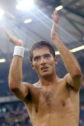 Hamit Altintop (Schalke) - heroischer Schlußjubel im Scheinwerferlicht Fußball 1. BL Herren Saison 2003 2004, FC Schalke 04, Vdig, Einzelbild Gelsenkirchen Freude,