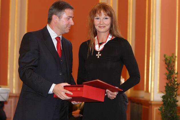 Berlins regierender Bürgermeister Klaus Wowereit (SPD) und Franziska van Almsick (beide Deutschland) bei der Verleihung des Verdienstordens des Landes Berlin im Roten Rathaus Schwimmen Damen Verleihung des Verdienstordens des Landes Berlin 2003, Ehrung, Auszeichnung, Orden, Verdienstorden, Gruppe Berlin Freude,