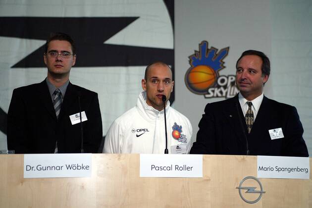 Pressekonferenz Skyliners Frankfurt: v.li.: Manager Gunnar Wöbke, Pascal Roller (alle Frankfurt) und Mario Spangenberg (Deutschland), Marketing Direktor der Adam Opel AG Basketball 1. BL Herren BBL 2003 2004, Opel Skyliners Frankfurt, Pressekonferenz, PK, Pressetermin, Vorstellung, Vdig Gruppe Rüsselsheim