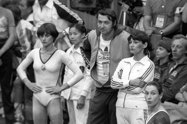 Nadia Comaneci (Rumänien) wartet mit Trainer Bela Karolyi (beide Rumänien) gespannt auf die Ergebnisse Leichtathletik OS Sommer Damen Olympische Spiele 1980, Sommerspiele, Olympia, Olympiade, Kunstturnen, Geräteturnen, Vneg, Vsw Gruppe Moskau Spannung,